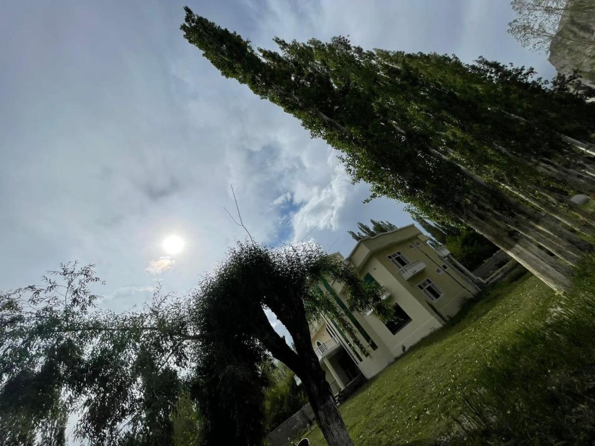 Skardu Saraye Hotel & Resort Exterior photo